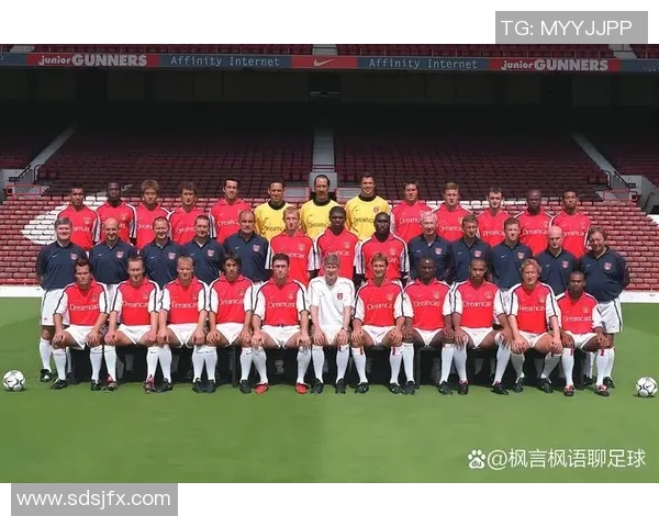 全球足球传奇齐聚一堂各国球星合影展现无国界友谊与热血竞技精神 全球足球传奇齐聚一堂各国球星合影展现无国界友谊与热血竞技精神