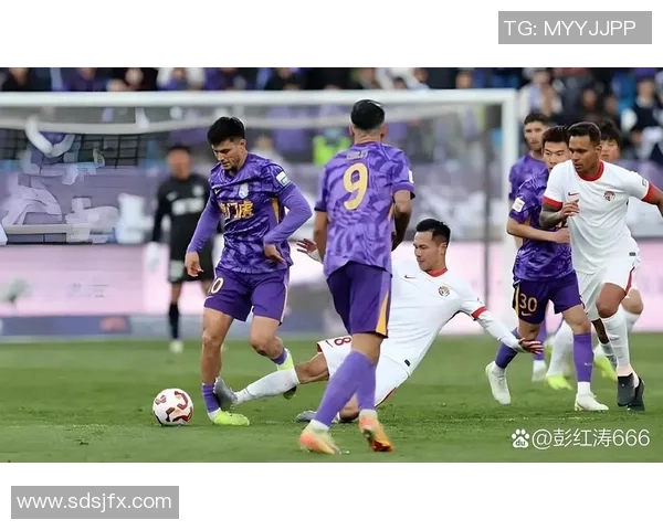 中超足球明星颠球热身挑战展现技术风采球场魅力全开