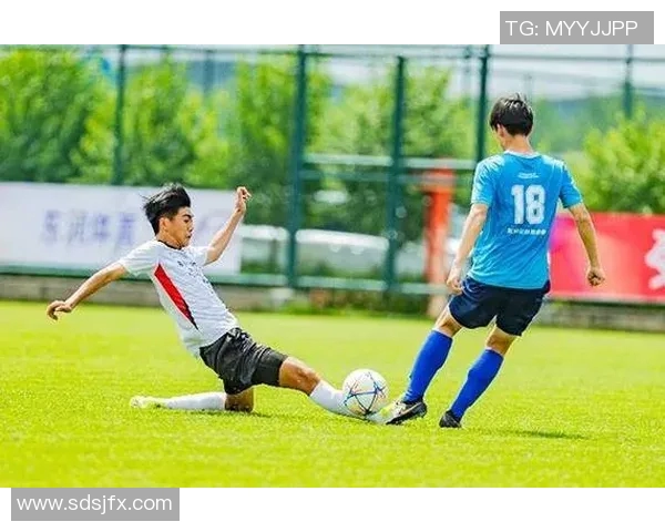 球星壁纸与足球风采完美融合展现运动激情与经典时刻 球星壁纸与足球风采完美融合展现运动激情与经典时刻