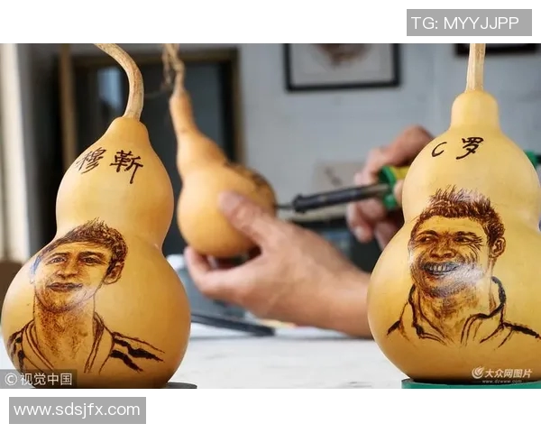 黑白线条勾勒绿茵传奇展现足球球星力量与激情艺术之美